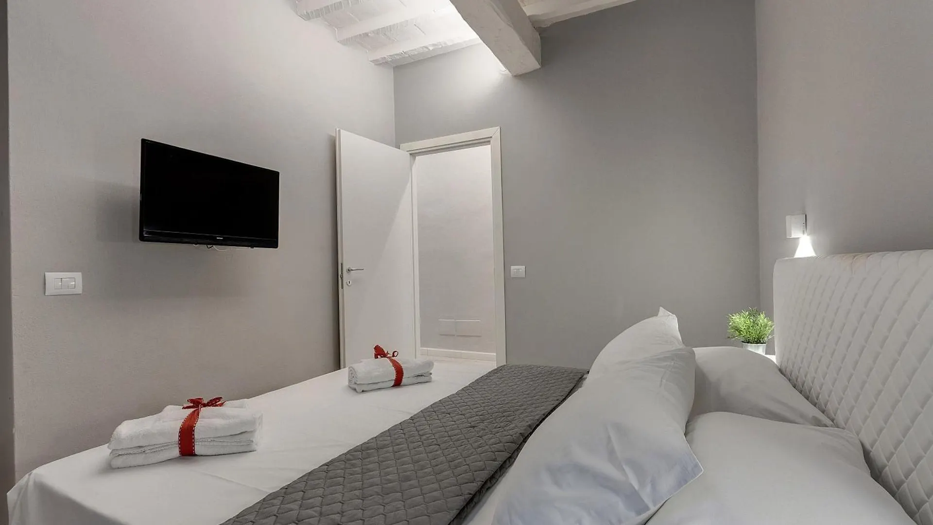 Jake & Francis Apartments By Mamo Florence Italy
