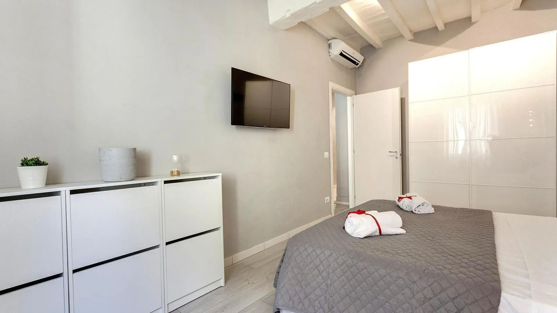 Jake & Francis Apartments By Mamo Florence Italy